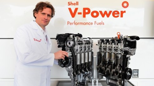 Met Shell en Ferrari's op Spa Francorchamps. Testrijden met meetapparatuur om reacties van het lichaam te analyseren.