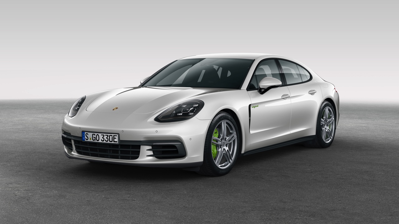 De nieuwe generatie Porsche Panamera 4 E-Hybrid is nog sterker en sneller. Porsche levert de Panamera standaard met vierwielaandrijving en luchtvering.