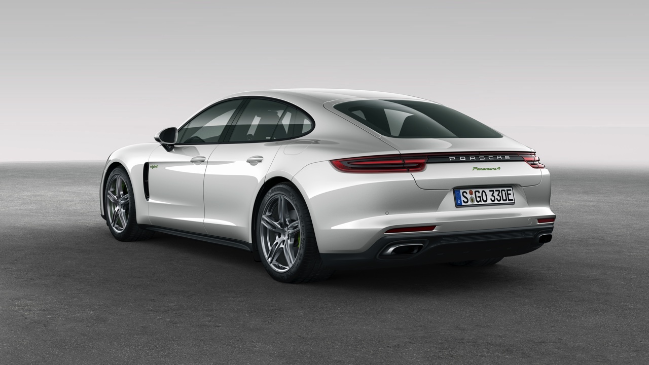 De nieuwe generatie Porsche Panamera 4 E-Hybrid is nog sterker en sneller. Porsche levert de Panamera standaard met vierwielaandrijving en luchtvering.