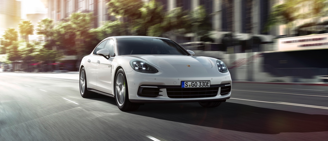 De nieuwe generatie Porsche Panamera 4 E-Hybrid is nog sterker en sneller. Porsche levert de Panamera standaard met vierwielaandrijving en luchtvering.