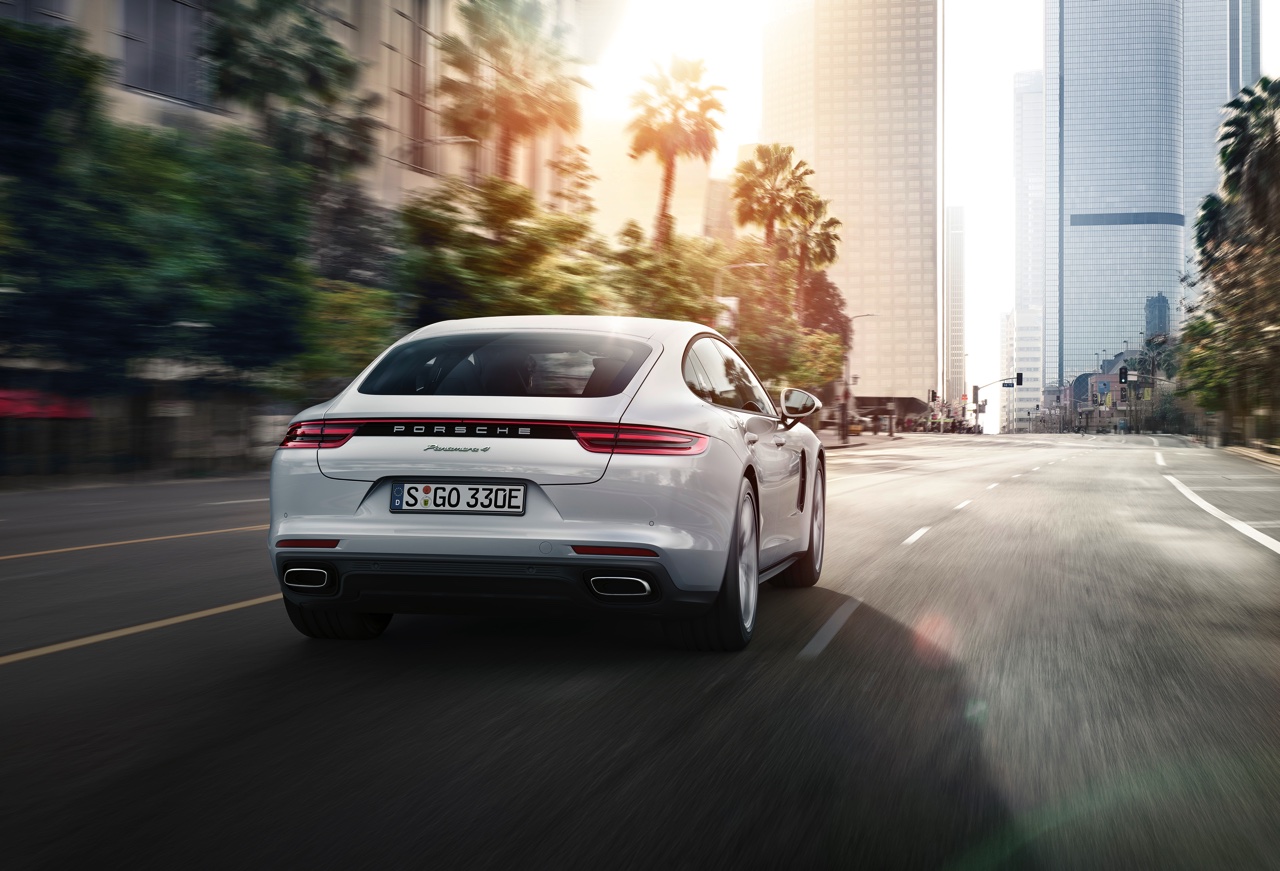 De nieuwe generatie Porsche Panamera 4 E-Hybrid is nog sterker en sneller. Porsche levert de Panamera standaard met vierwielaandrijving en luchtvering.