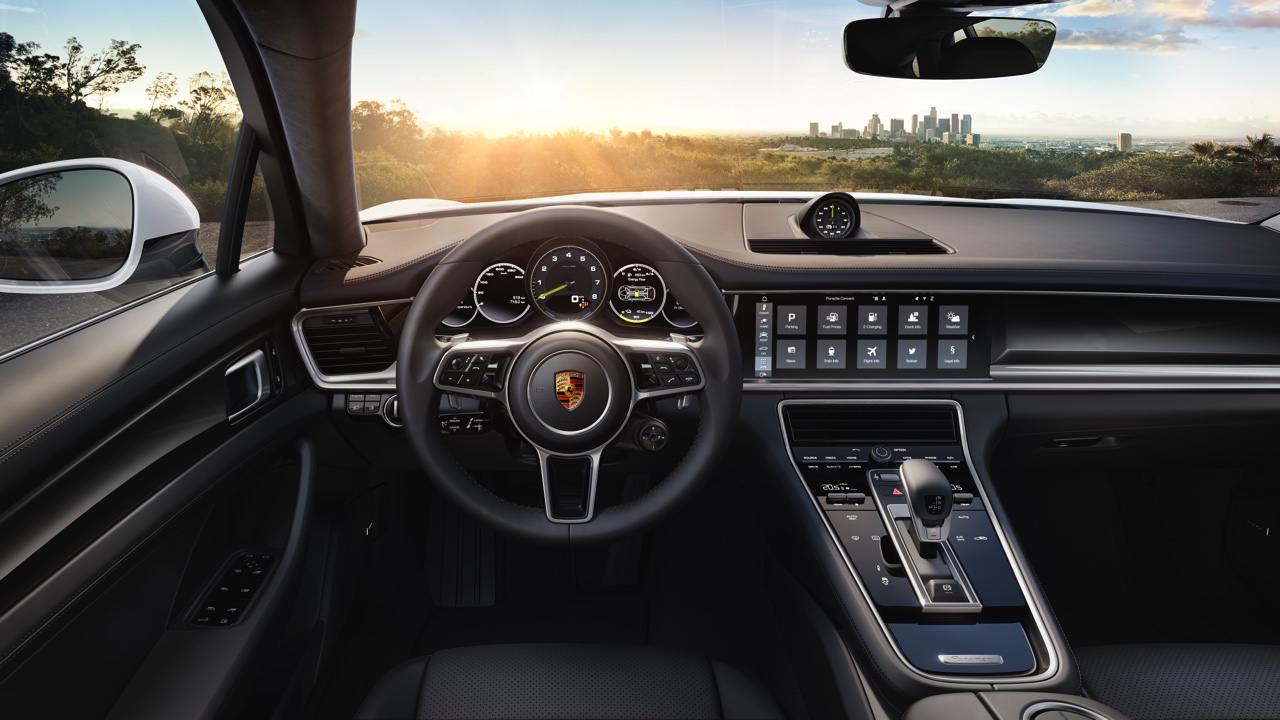 De nieuwe generatie Porsche Panamera 4 E-Hybrid is nog sterker en sneller. Porsche levert de Panamera standaard met vierwielaandrijving en luchtvering.