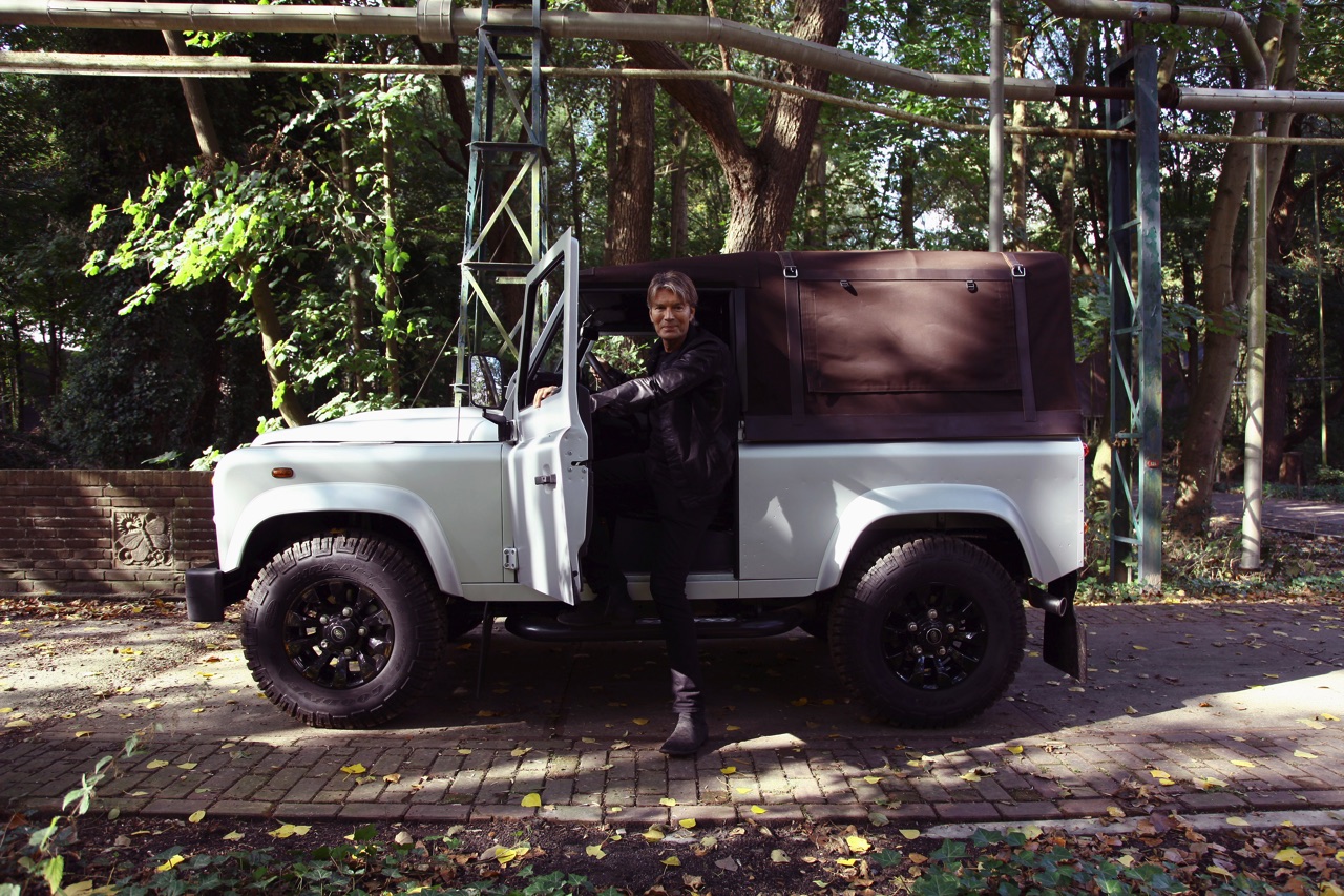 De Last Defender by Piet Boon markeert het vertrek van de iconische Land Rover Defender in Nederland. Voor deze gelegenheid werd een Defender 90 Soft Top uniek aangepast.