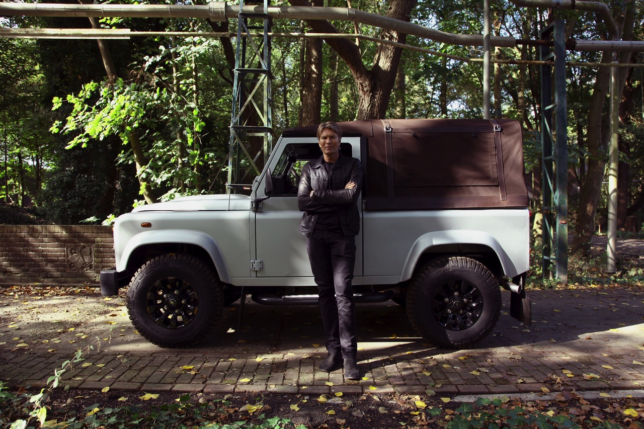 De Last Defender by Piet Boon markeert het vertrek van de iconische Land Rover Defender in Nederland. Voor deze gelegenheid werd een Defender 90 Soft Top uniek aangepast.