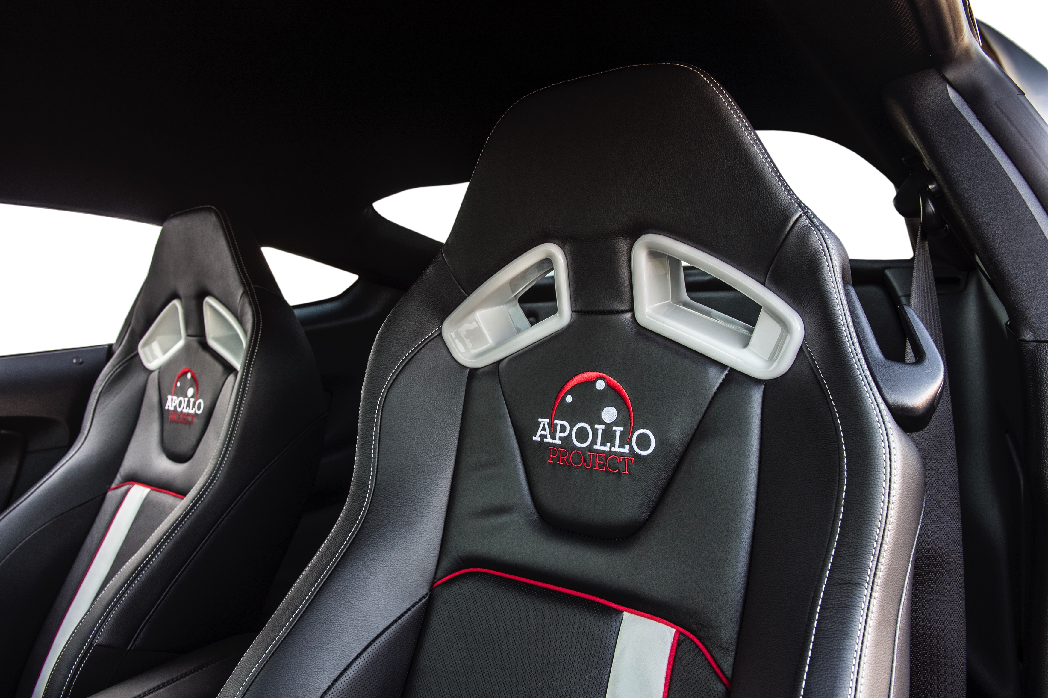 Wit met zwart is hij, deze bijzondere Mustang, de kleuren van de Apollo ruimteschepen uit de jaren 60 en 70. Ford wil met dit exemplaar de Apollo-missies eren.