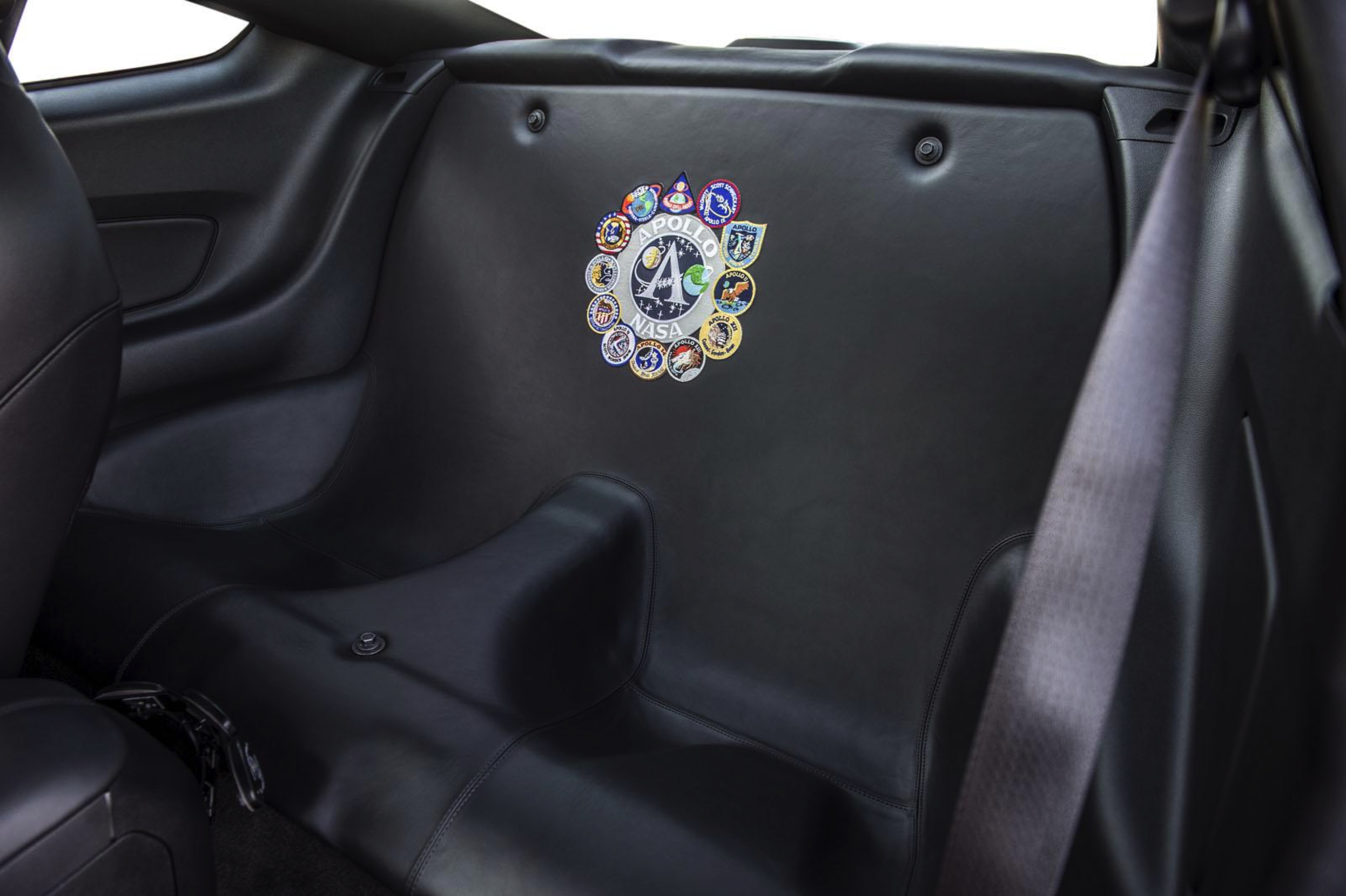 Wit met zwart is hij, deze bijzondere Mustang, de kleuren van de Apollo ruimteschepen uit de jaren 60 en 70. Ford wil met dit exemplaar de Apollo-missies eren.