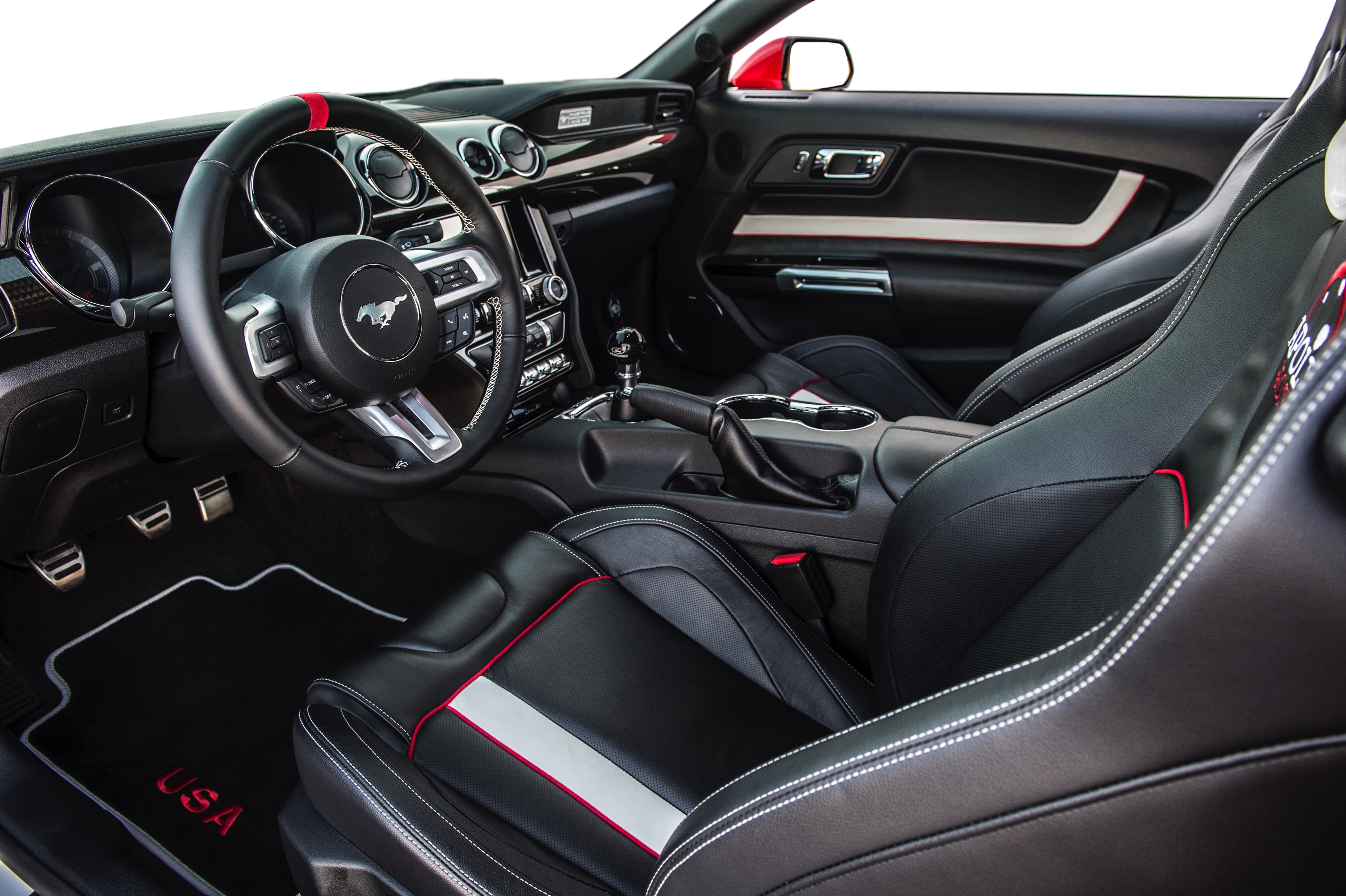 Wit met zwart is hij, deze bijzondere Mustang, de kleuren van de Apollo ruimteschepen uit de jaren 60 en 70. Ford wil met dit exemplaar de Apollo-missies eren.