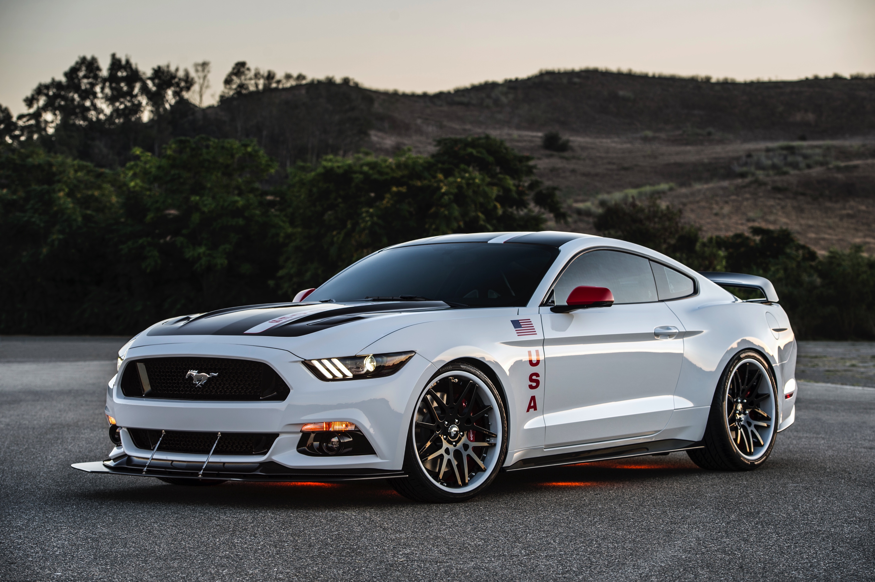 Wit met zwart is hij, deze bijzondere Mustang, de kleuren van de Apollo ruimteschepen uit de jaren 60 en 70. Ford wil met dit exemplaar de Apollo-missies eren.