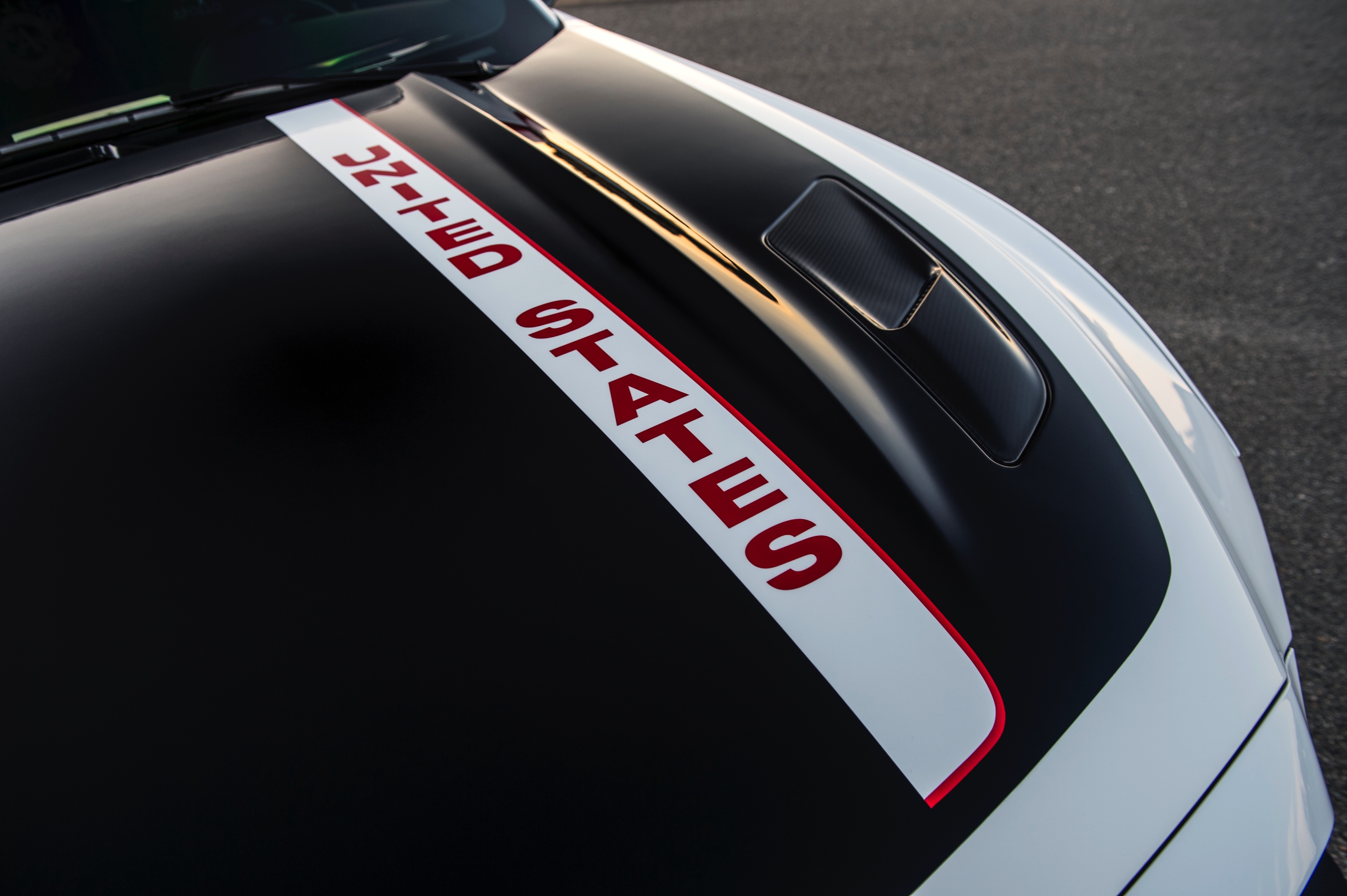 Wit met zwart is hij, deze bijzondere Mustang, de kleuren van de Apollo ruimteschepen uit de jaren 60 en 70. Ford wil met dit exemplaar de Apollo-missies eren.