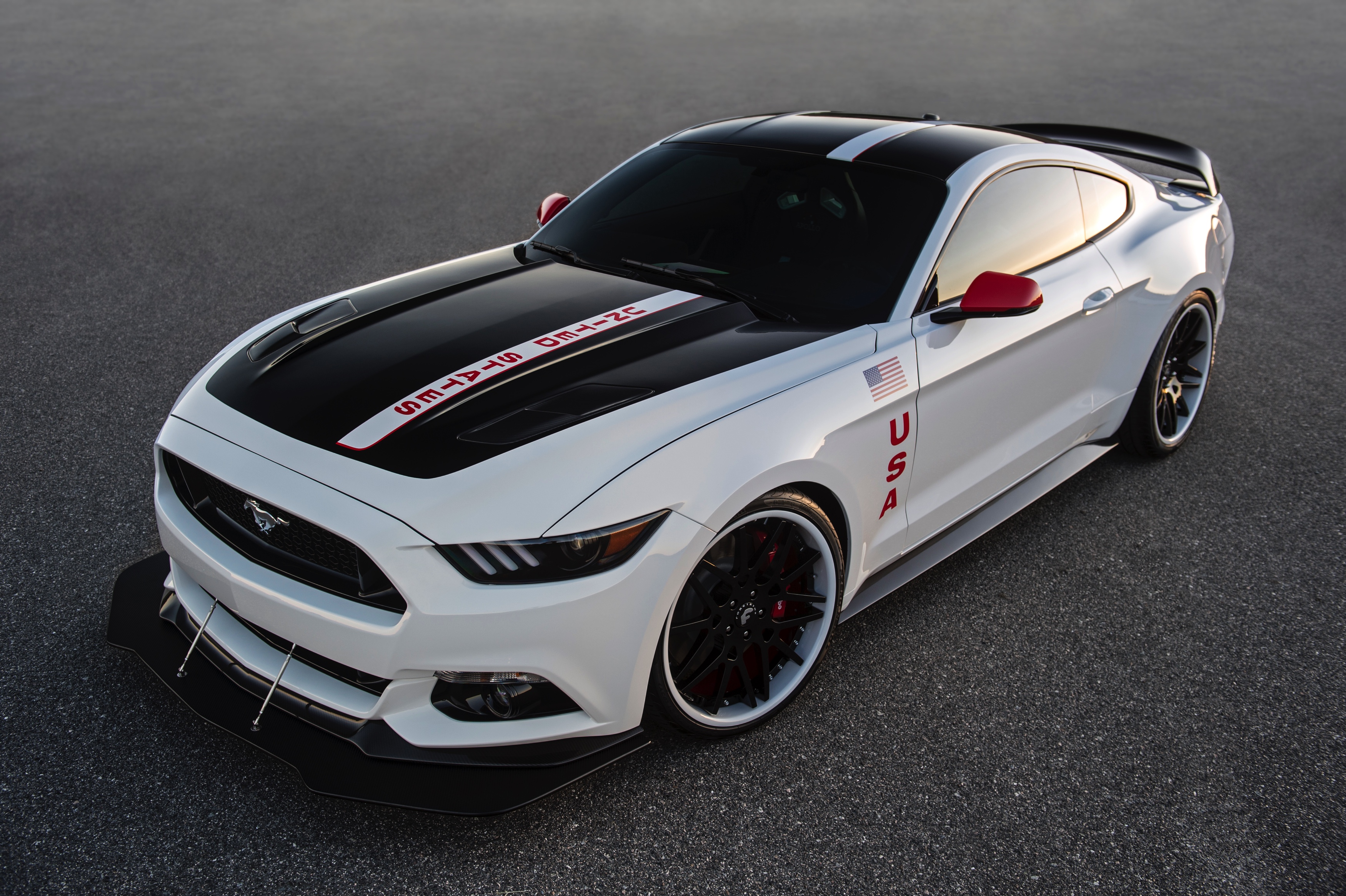 Wit met zwart is hij, deze bijzondere Mustang, de kleuren van de Apollo ruimteschepen uit de jaren 60 en 70. Ford wil met dit exemplaar de Apollo-missies eren.
