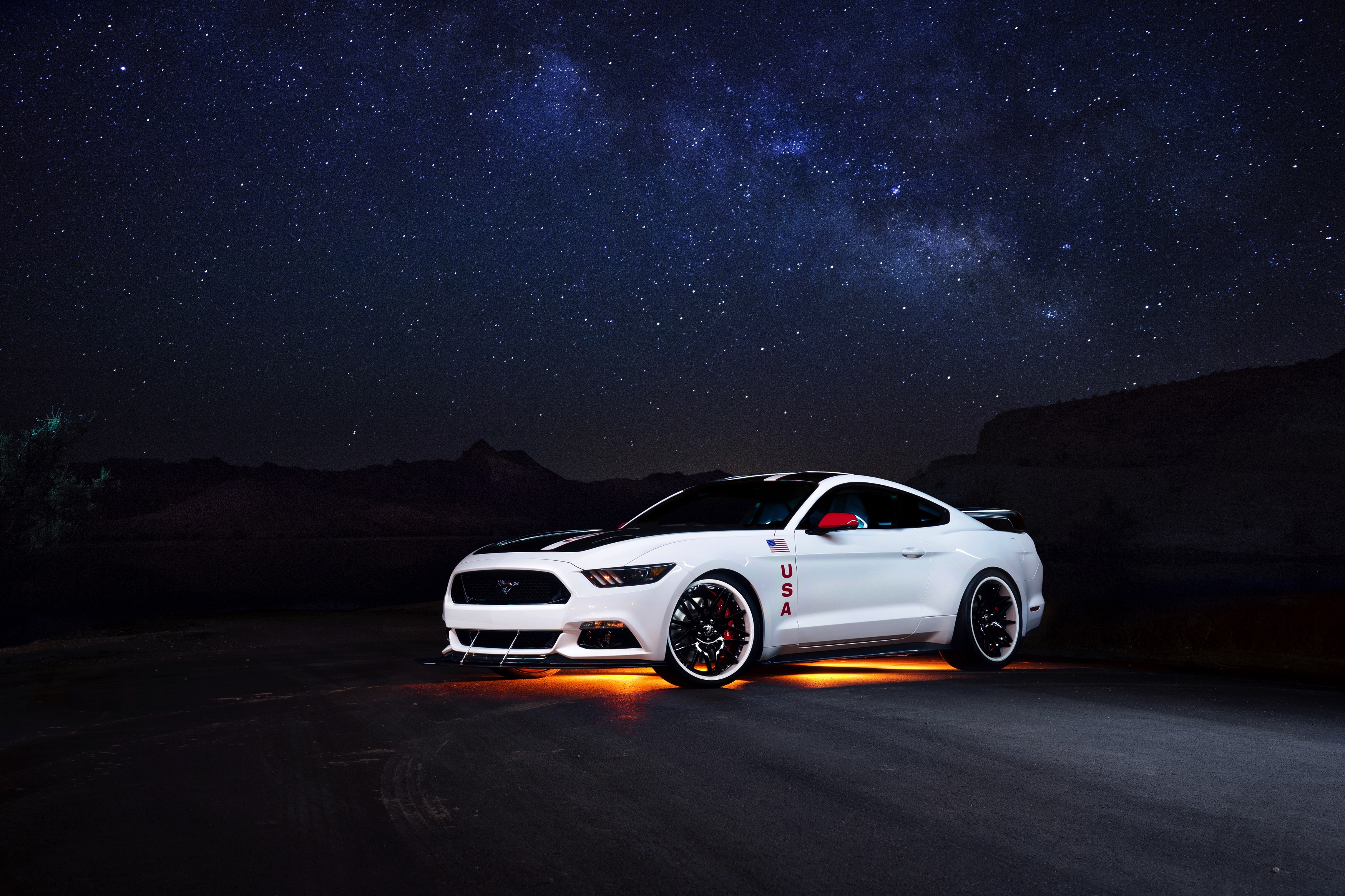 Wit met zwart is hij, deze bijzondere Mustang, de kleuren van de Apollo ruimteschepen uit de jaren 60 en 70. Ford wil met dit exemplaar de Apollo-missies eren.
