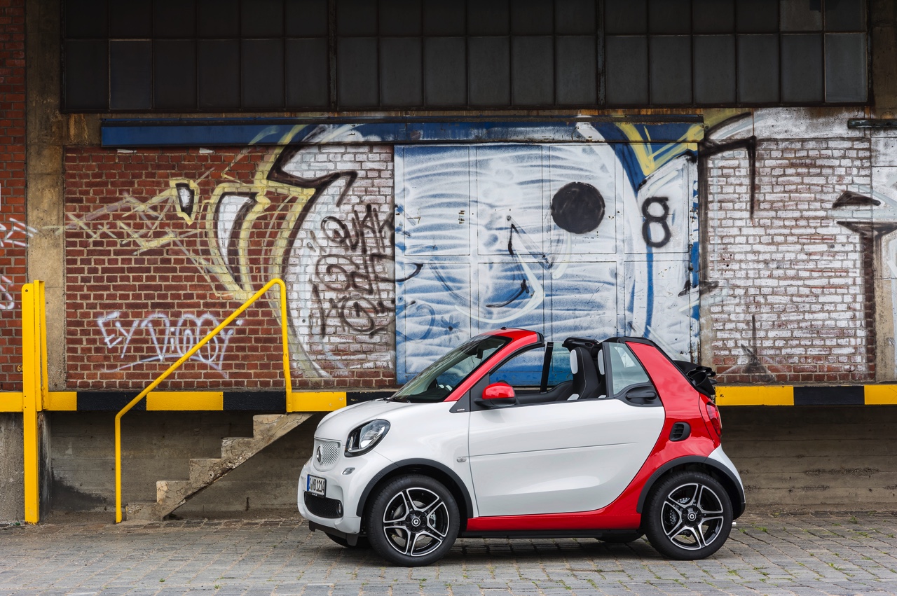 Autotest nieuwe smart fortwo cabrio; AutoVandaag ging op speurtocht in de nieuwe fortwo cabrio met 90 pk turbomotor en twinamic automaat, waarmee je iedereen te slim af bent, behalve Valencianen.