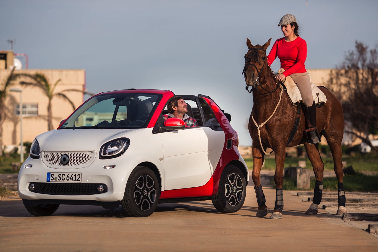 Autotest nieuwe smart fortwo cabrio; AutoVandaag ging op speurtocht in de nieuwe fortwo cabrio met 90 pk turbomotor en twinamic automaat, waarmee je iedereen te slim af bent, behalve Valencianen.