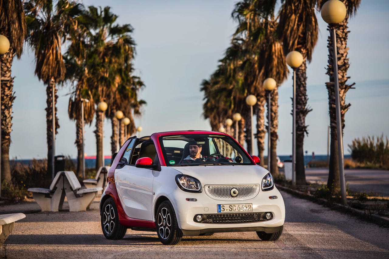 Autotest nieuwe smart fortwo cabrio; AutoVandaag ging op speurtocht in de nieuwe fortwo cabrio met 90 pk turbomotor en twinamic automaat, waarmee je iedereen te slim af bent, behalve Valencianen.