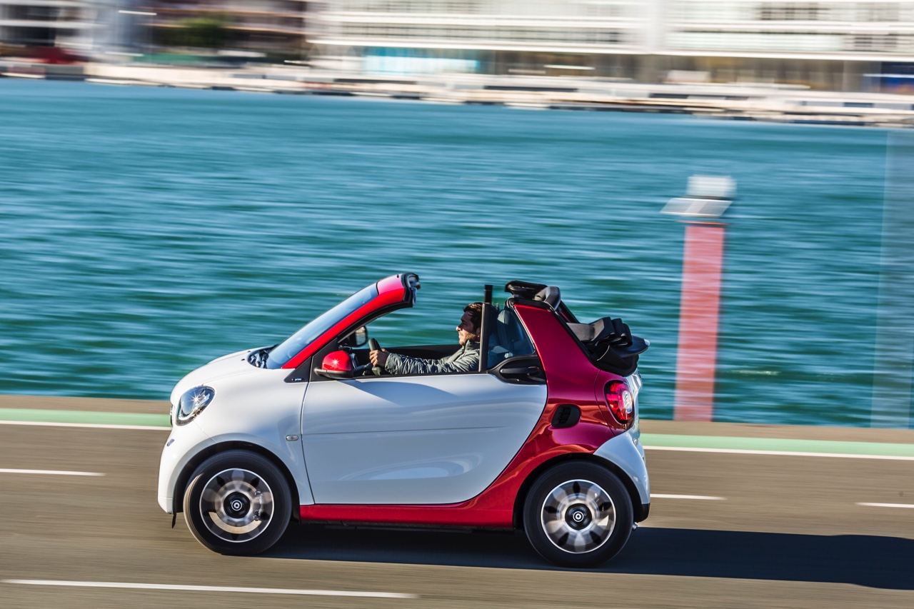 Autotest nieuwe smart fortwo cabrio; AutoVandaag ging op speurtocht in de nieuwe fortwo cabrio met 90 pk turbomotor en twinamic automaat, waarmee je iedereen te slim af bent, behalve Valencianen.