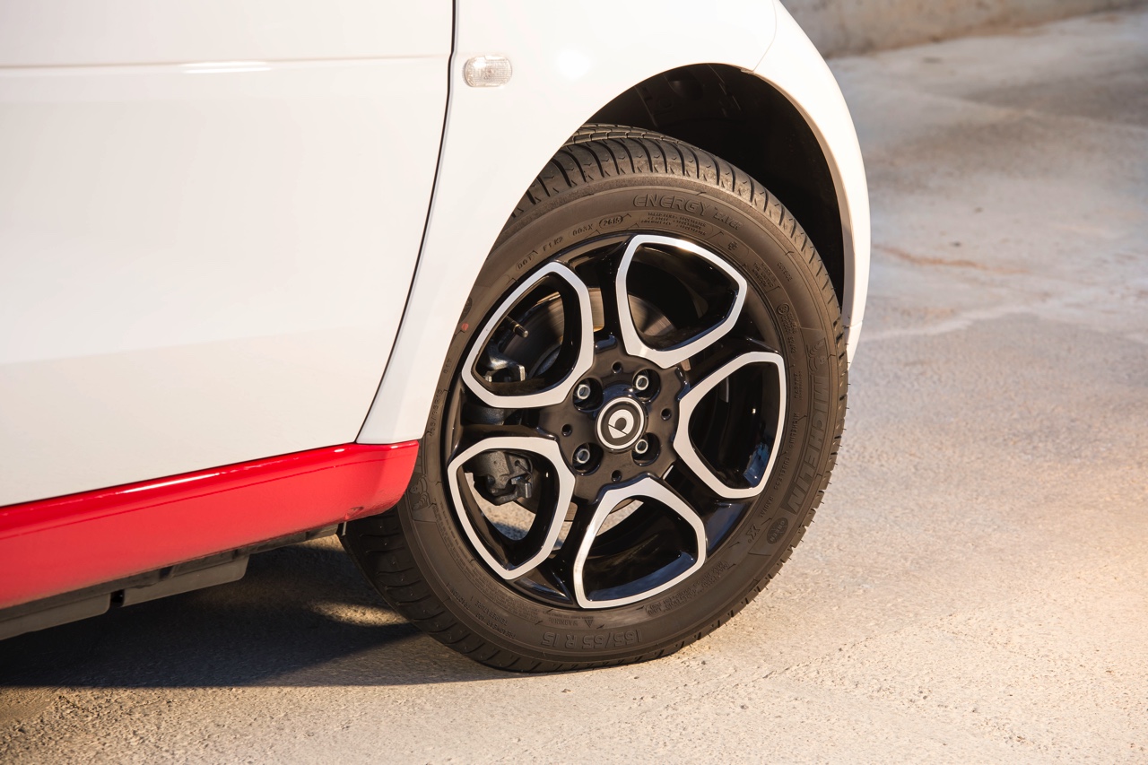 Autotest nieuwe smart fortwo cabrio; AutoVandaag ging op speurtocht in de nieuwe fortwo cabrio met 90 pk turbomotor en twinamic automaat, waarmee je iedereen te slim af bent, behalve Valencianen.