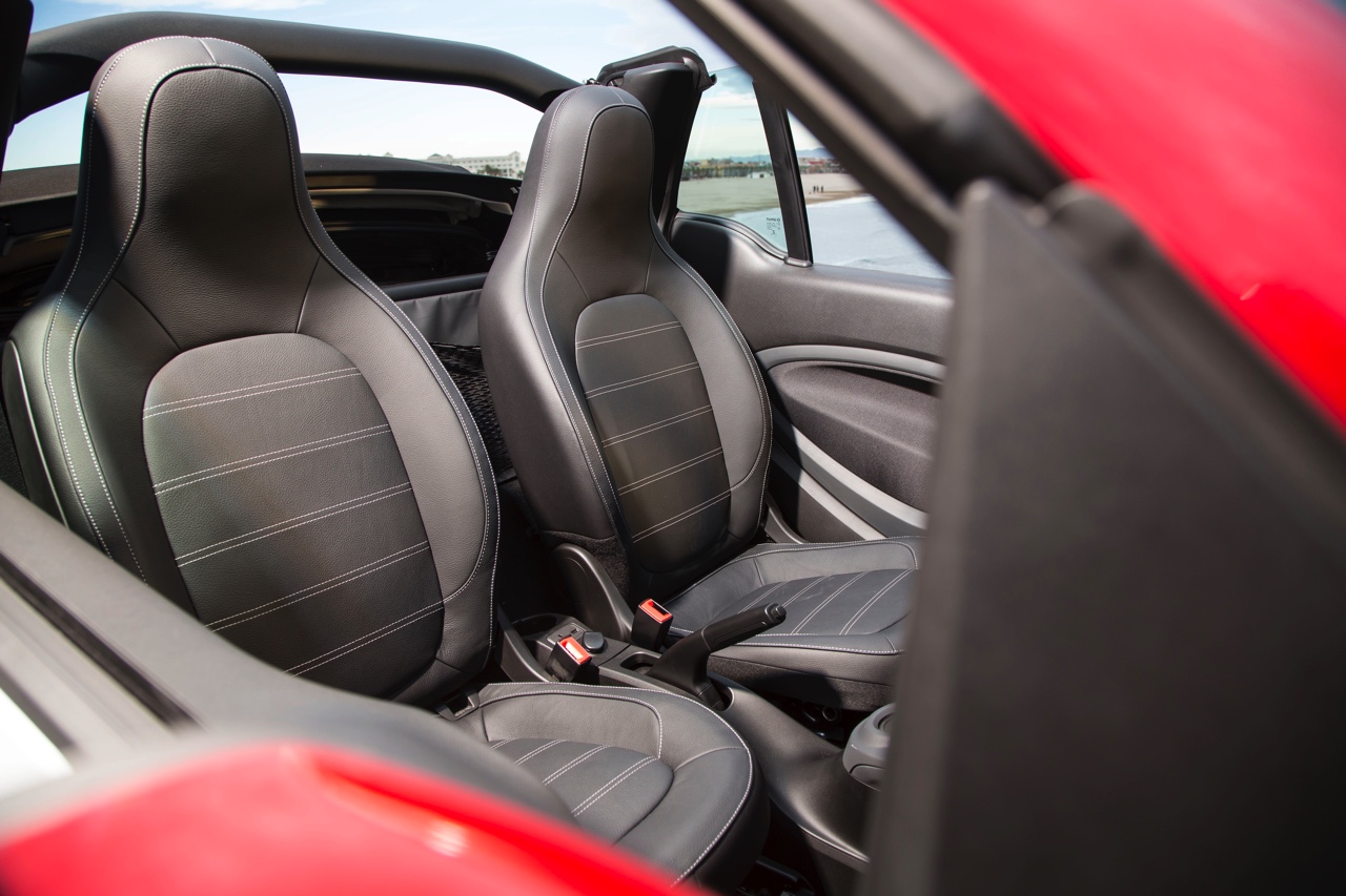 Autotest nieuwe smart fortwo cabrio; AutoVandaag ging op speurtocht in de nieuwe fortwo cabrio met 90 pk turbomotor en twinamic automaat, waarmee je iedereen te slim af bent, behalve Valencianen.