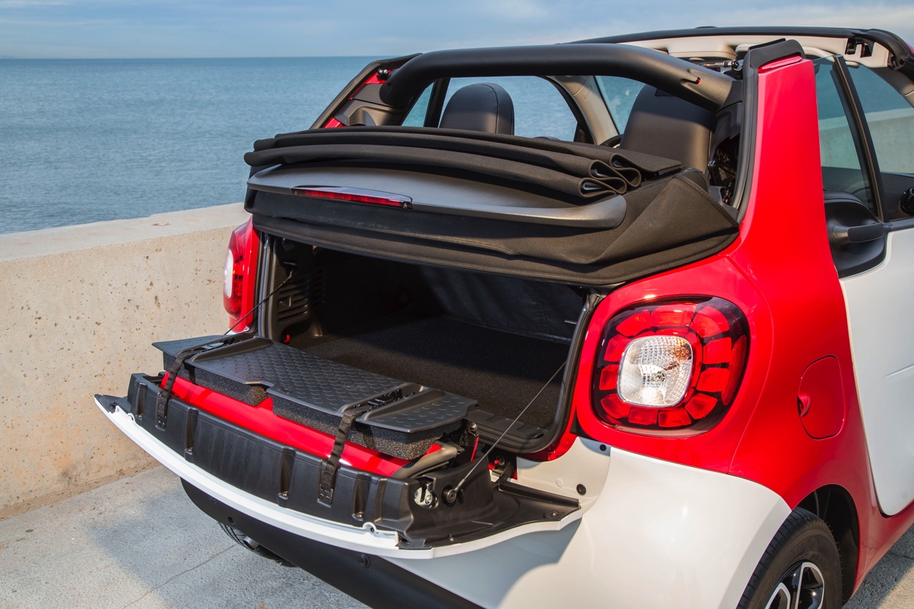 Autotest nieuwe smart fortwo cabrio; AutoVandaag ging op speurtocht in de nieuwe fortwo cabrio met 90 pk turbomotor en twinamic automaat, waarmee je iedereen te slim af bent, behalve Valencianen.