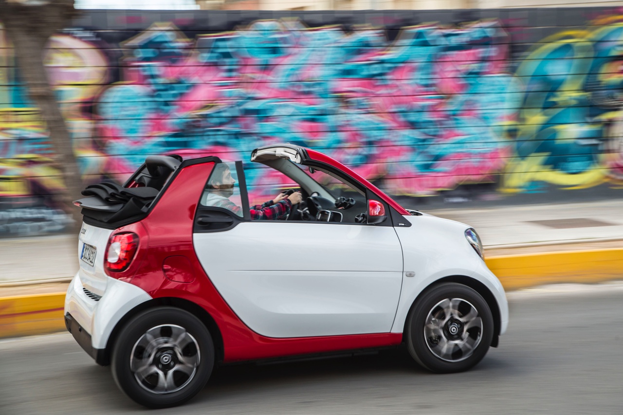 Autotest nieuwe smart fortwo cabrio; AutoVandaag ging op speurtocht in de nieuwe fortwo cabrio met 90 pk turbomotor en twinamic automaat, waarmee je iedereen te slim af bent, behalve Valencianen.