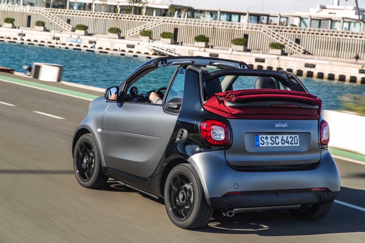 Autotest nieuwe smart fortwo cabrio; AutoVandaag ging op speurtocht in de nieuwe fortwo cabrio met 90 pk turbomotor en twinamic automaat, waarmee je iedereen te slim af bent, behalve Valencianen.