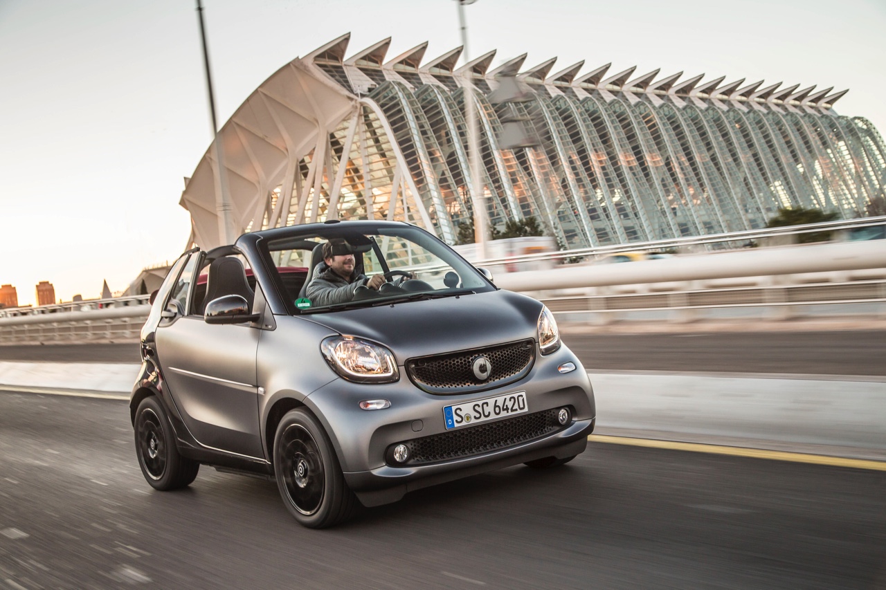 Autotest nieuwe smart fortwo cabrio; AutoVandaag ging op speurtocht in de nieuwe fortwo cabrio met 90 pk turbomotor en twinamic automaat, waarmee je iedereen te slim af bent, behalve Valencianen.