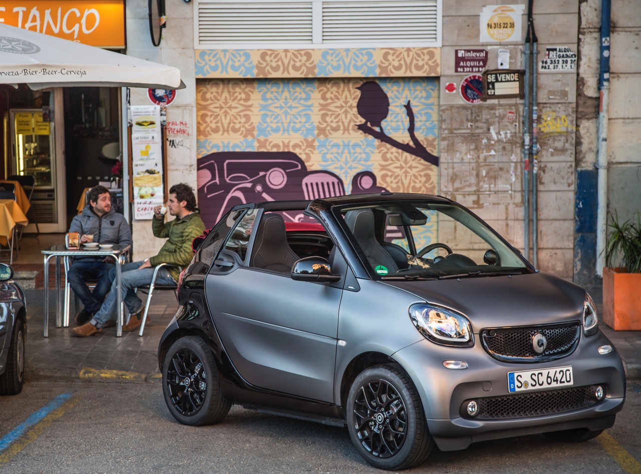 Autotest nieuwe smart fortwo cabrio; AutoVandaag ging op speurtocht in de nieuwe fortwo cabrio met 90 pk turbomotor en twinamic automaat, waarmee je iedereen te slim af bent, behalve Valencianen.