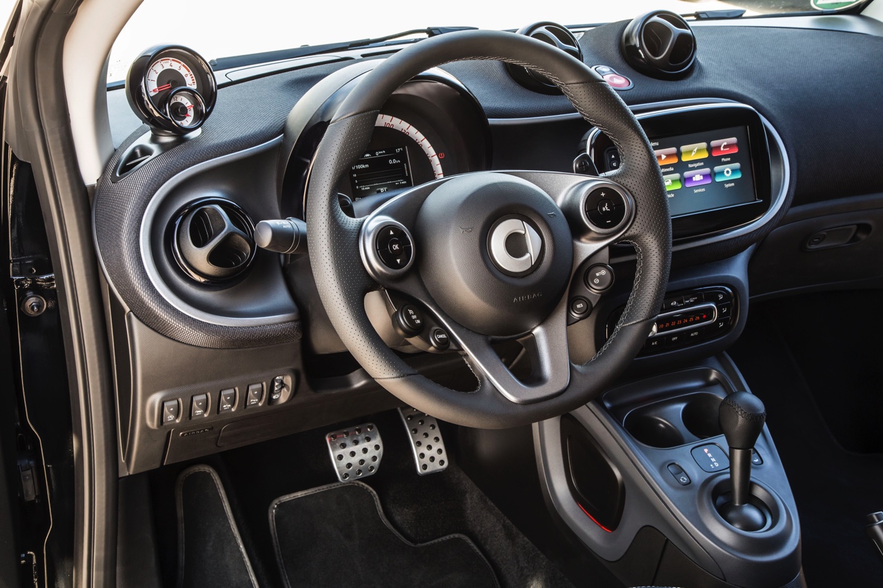 Autotest nieuwe smart fortwo cabrio; AutoVandaag ging op speurtocht in de nieuwe fortwo cabrio met 90 pk turbomotor en twinamic automaat, waarmee je iedereen te slim af bent, behalve Valencianen.