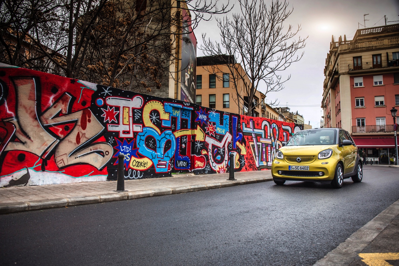Autotest nieuwe smart fortwo cabrio; AutoVandaag ging op speurtocht in de nieuwe fortwo cabrio met 90 pk turbomotor en twinamic automaat, waarmee je iedereen te slim af bent, behalve Valencianen.