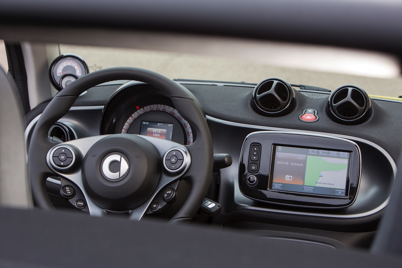 Autotest nieuwe smart fortwo cabrio; AutoVandaag ging op speurtocht in de nieuwe fortwo cabrio met 90 pk turbomotor en twinamic automaat, waarmee je iedereen te slim af bent, behalve Valencianen.