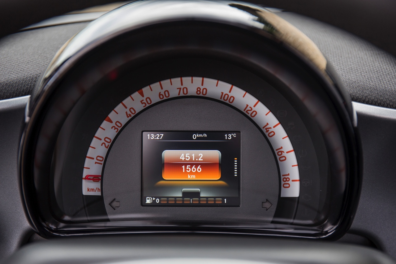 Autotest nieuwe smart fortwo cabrio; AutoVandaag ging op speurtocht in de nieuwe fortwo cabrio met 90 pk turbomotor en twinamic automaat, waarmee je iedereen te slim af bent, behalve Valencianen.
