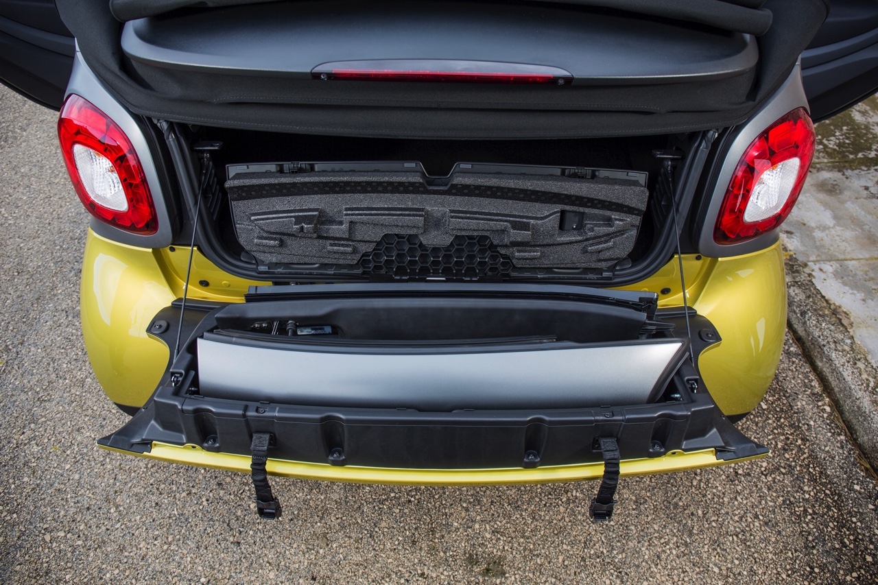 Autotest nieuwe smart fortwo cabrio; AutoVandaag ging op speurtocht in de nieuwe fortwo cabrio met 90 pk turbomotor en twinamic automaat, waarmee je iedereen te slim af bent, behalve Valencianen.