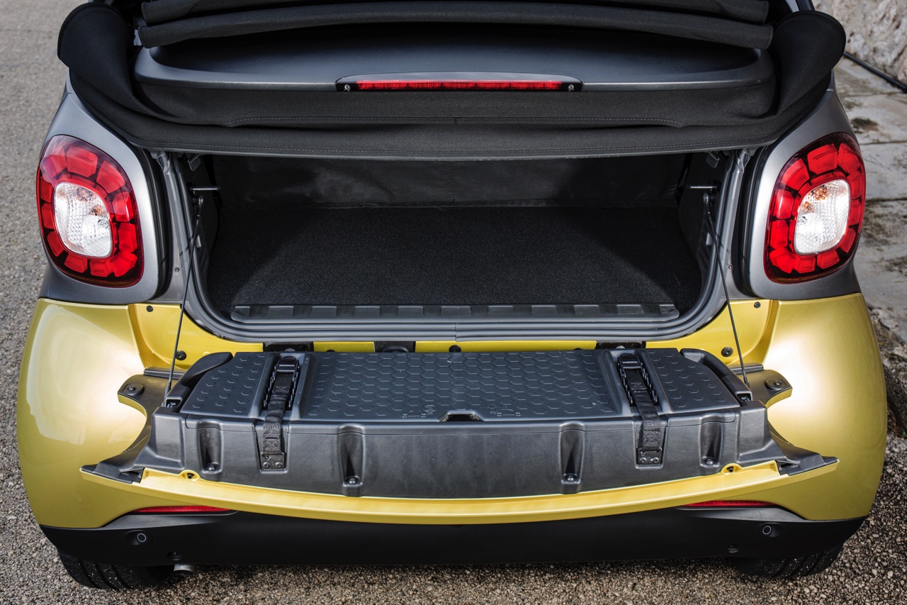 Autotest nieuwe smart fortwo cabrio; AutoVandaag ging op speurtocht in de nieuwe fortwo cabrio met 90 pk turbomotor en twinamic automaat, waarmee je iedereen te slim af bent, behalve Valencianen.
