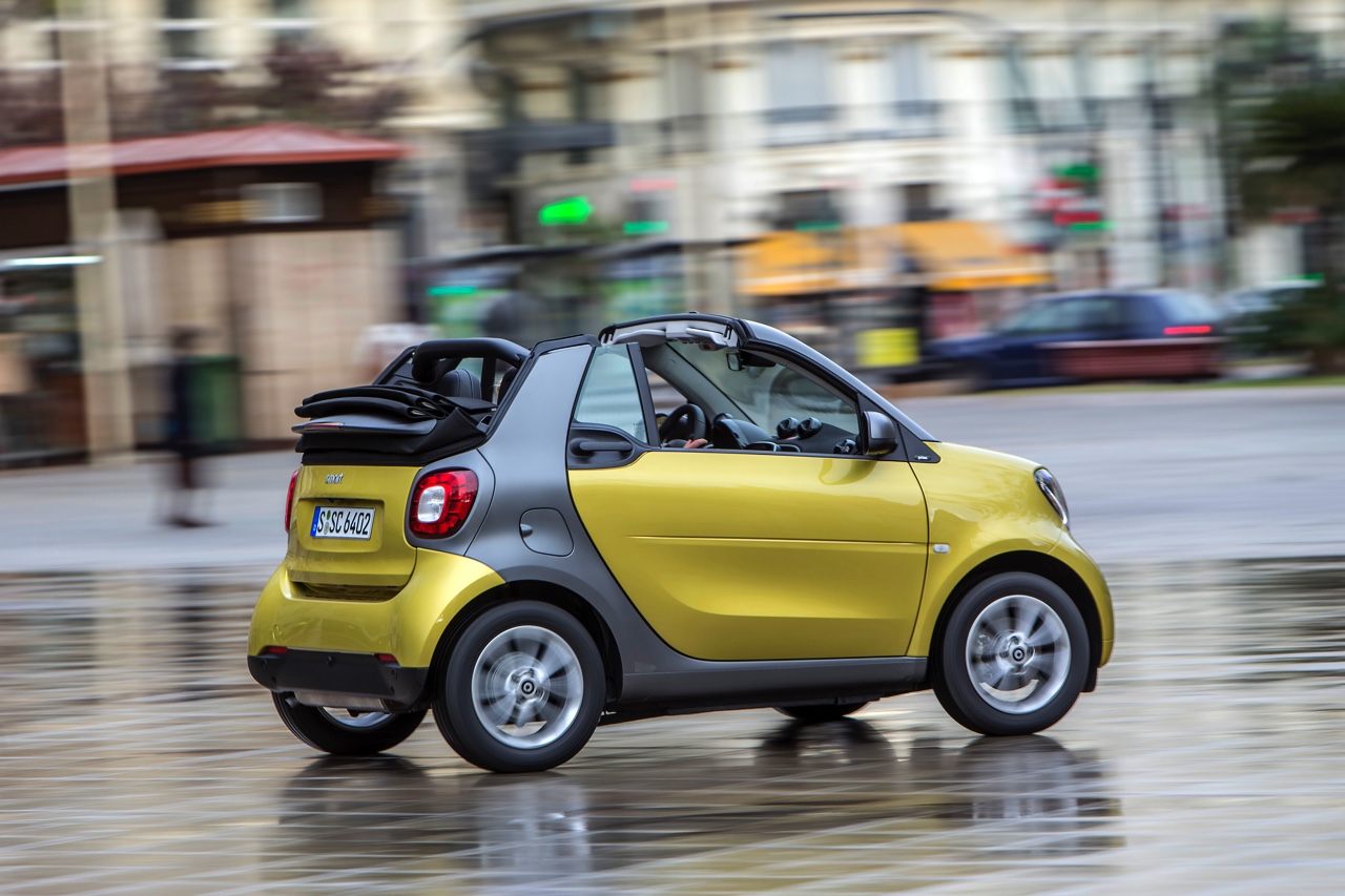 Autotest nieuwe smart fortwo cabrio; AutoVandaag ging op speurtocht in de nieuwe fortwo cabrio met 90 pk turbomotor en twinamic automaat, waarmee je iedereen te slim af bent, behalve Valencianen.
