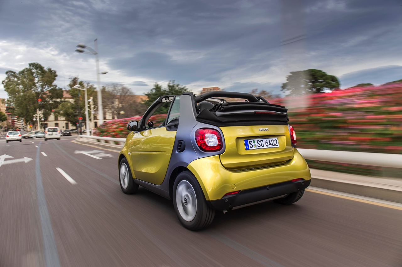 Autotest nieuwe smart fortwo cabrio; AutoVandaag ging op speurtocht in de nieuwe fortwo cabrio met 90 pk turbomotor en twinamic automaat, waarmee je iedereen te slim af bent, behalve Valencianen.
