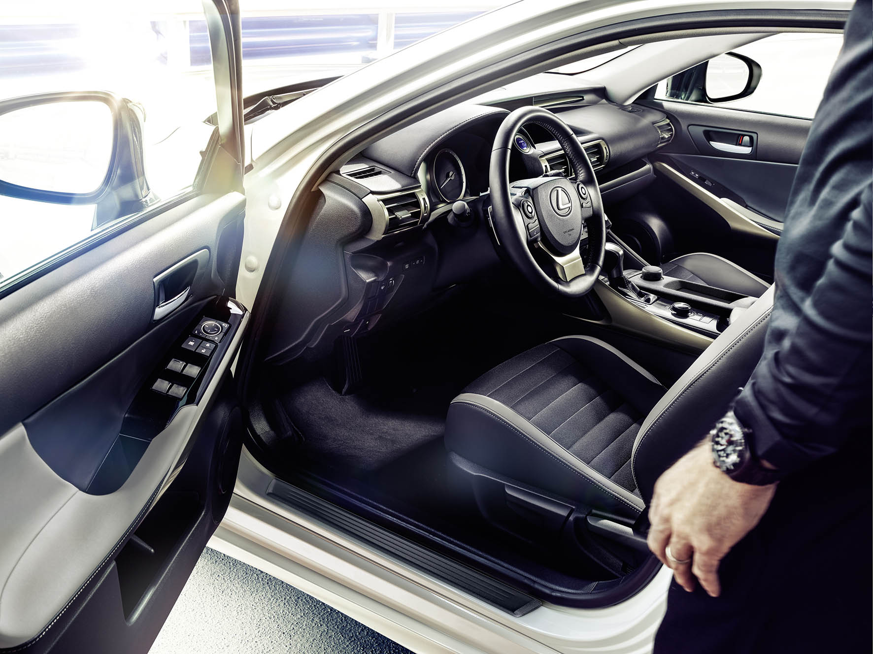 Lexus introduceert naast de F Sport Line ook Sport Editions van de CT 200h en IS 300h.