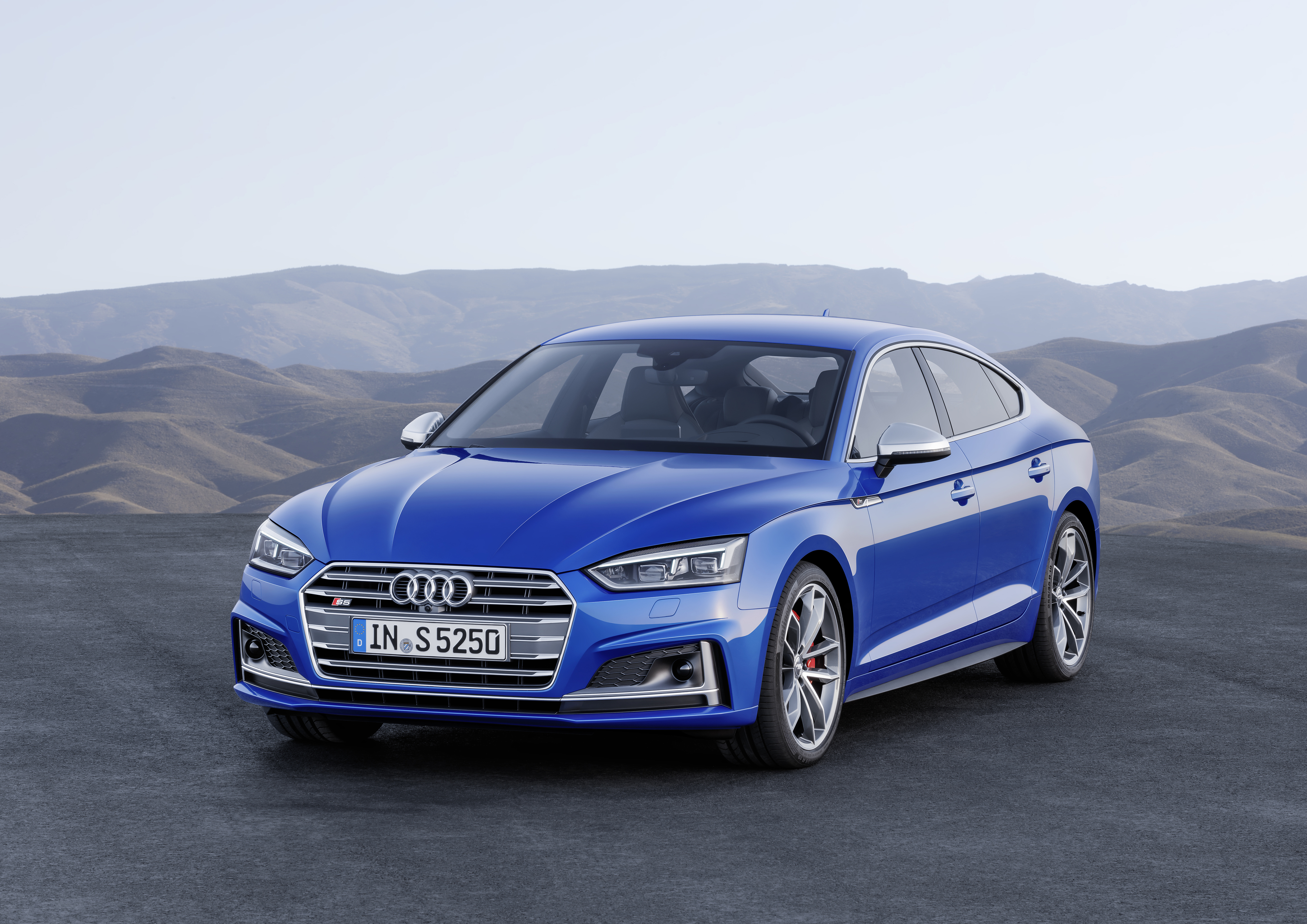 De nieuwe Audi A5 Sportback en S5 Sportback zijn gepresenteerd. De A5 Sportback is er ook als g-tron.