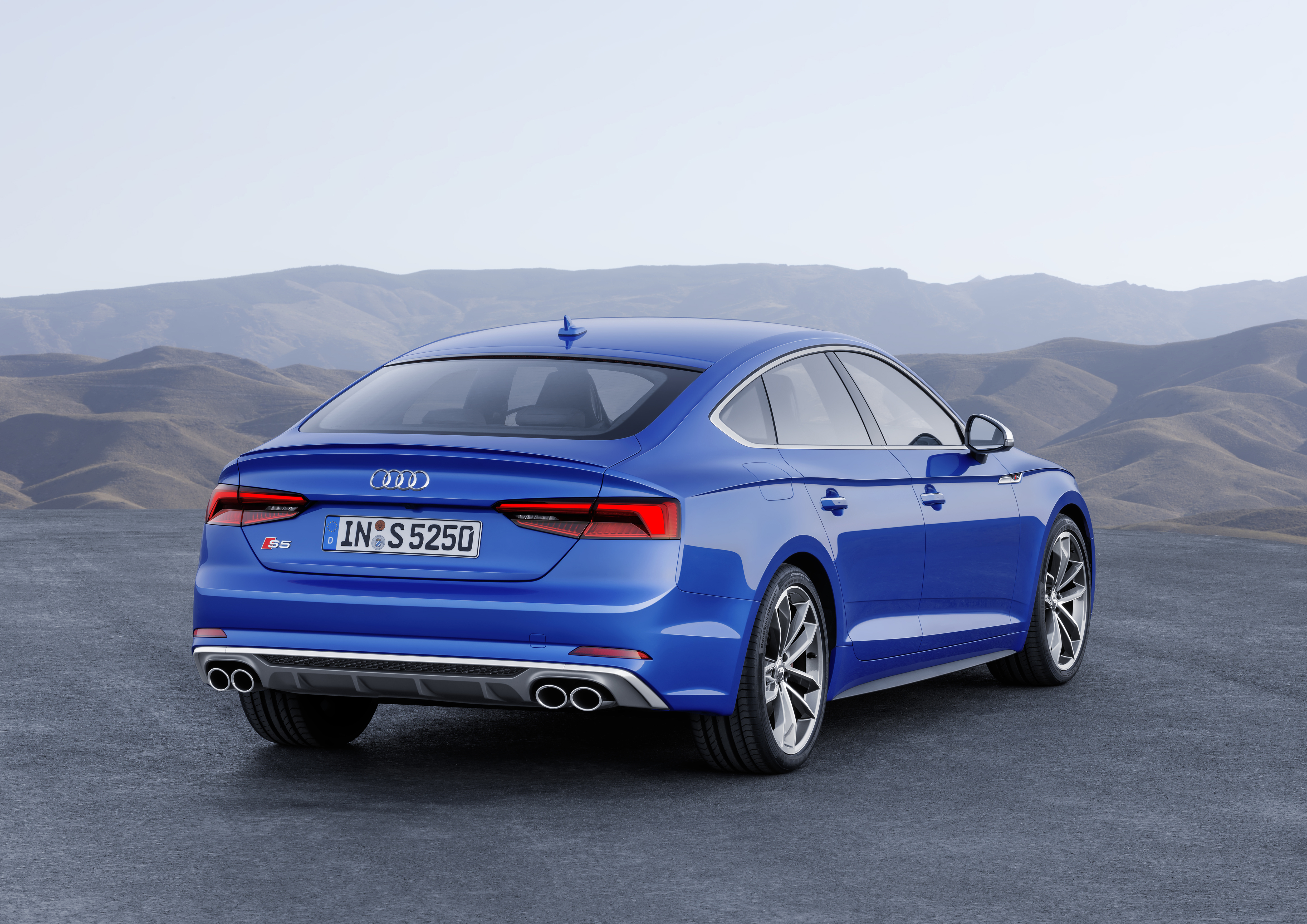 De nieuwe Audi A5 Sportback en S5 Sportback zijn gepresenteerd. De A5 Sportback is er ook als g-tron.