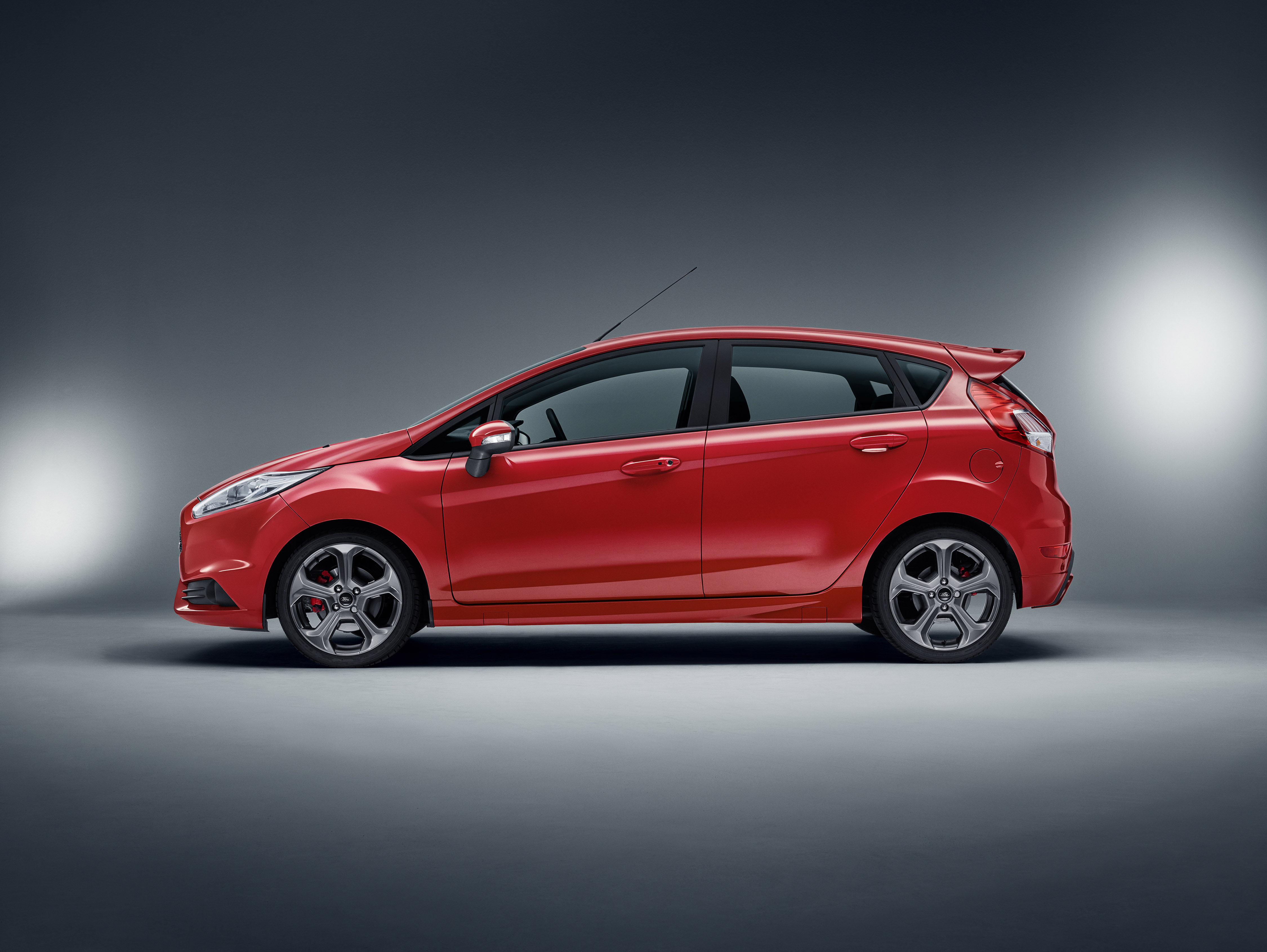 Ford breidt het gamma sportieve Fiesta's uit met de Fiesta ST-Line uitgerust met de 1.0 EcoBoost 100 pk of 125 pk en de Fiesta ST 182 pk, nu ook in vijfdeurs. Lees hier de prijzen.