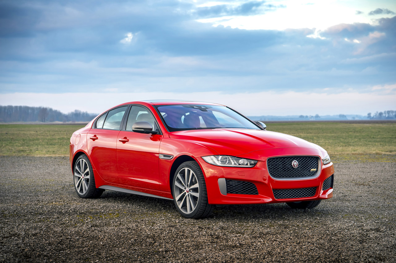 Jaguar heeft een 300 Sport uitvoering samengesteld voor de XE en XF.