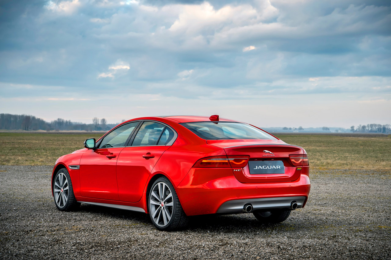 Jaguar heeft een 300 Sport uitvoering samengesteld voor de XE en XF.