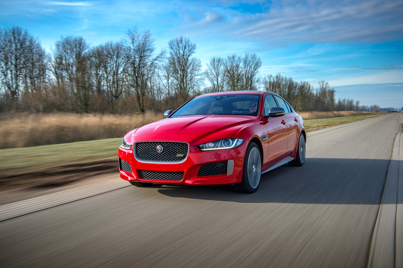 Jaguar heeft een 300 Sport uitvoering samengesteld voor de XE en XF.