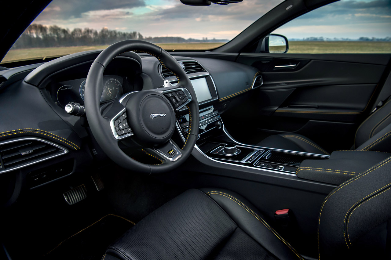 Jaguar heeft een 300 Sport uitvoering samengesteld voor de XE en XF.