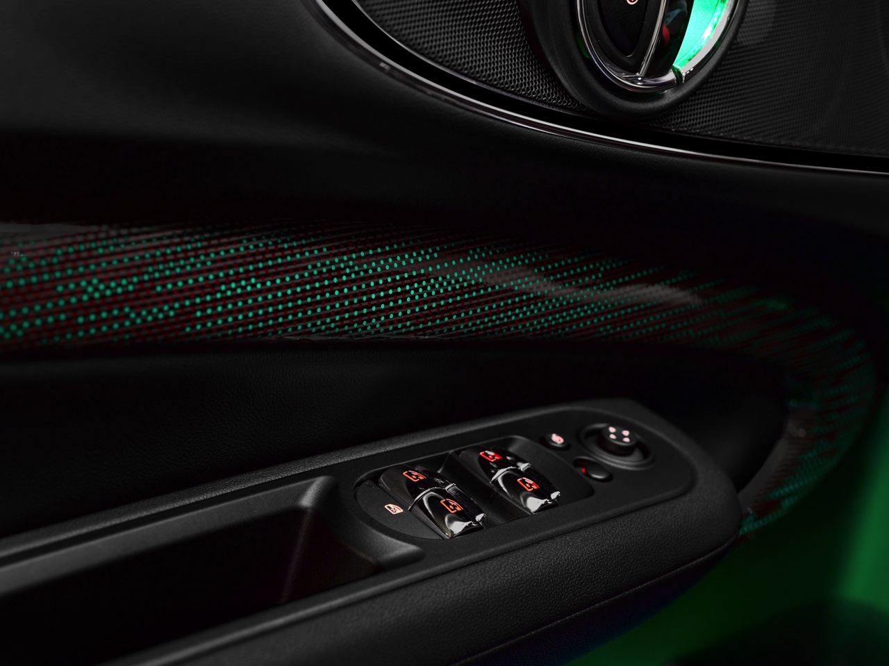 Mini introduceert de Clubman John Cooper Works en voorziet het sportieve topmodel standaard van All4 vierwielaandrijving. Zonder meerprijs levert Mini een achttrapsautomaat.