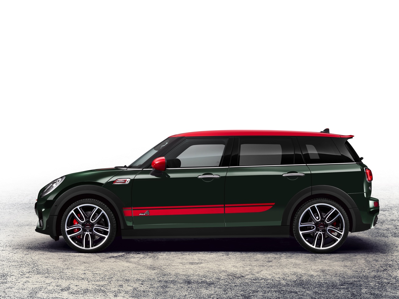 Mini introduceert de Clubman John Cooper Works en voorziet het sportieve topmodel standaard van All4 vierwielaandrijving. Zonder meerprijs levert Mini een achttrapsautomaat.