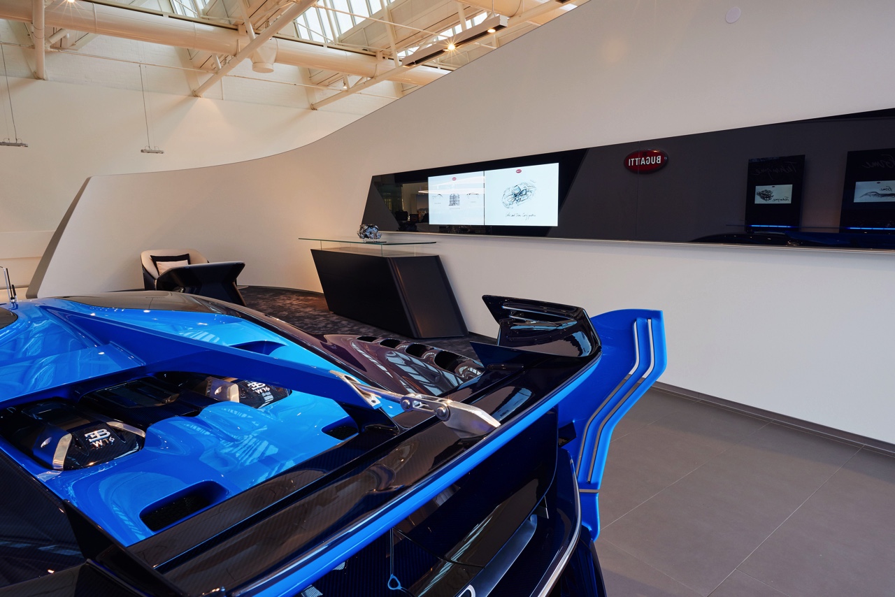 Het Koopmanshuis in Leusden vormt het vernieuwde epicentrum van drie prestigemerken: Bentley, Bugatti en Lamborghini. De drie merken vinden daar hun nieuwste showroom en belevingswereld voor klanten.