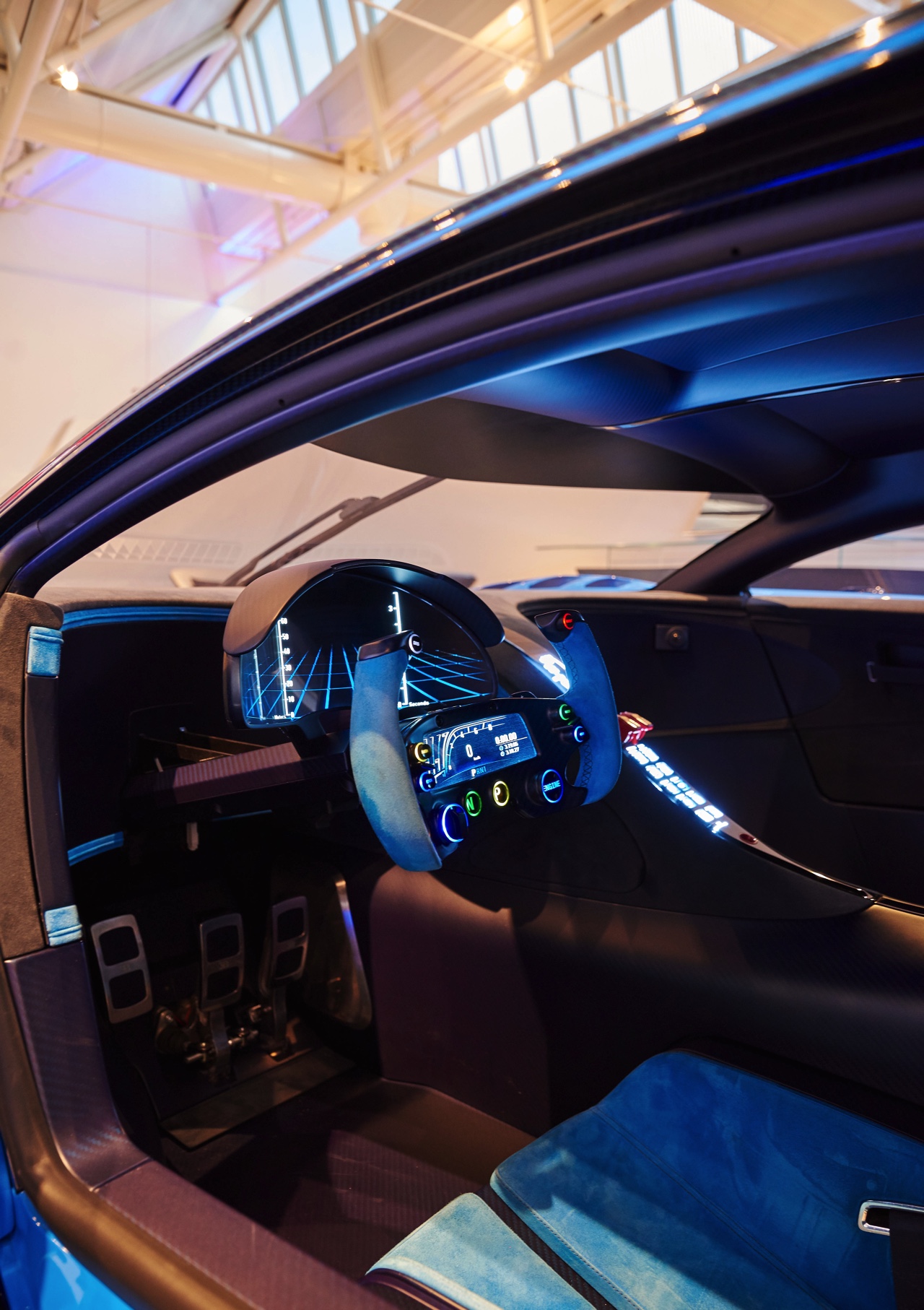 Het Koopmanshuis in Leusden vormt het vernieuwde epicentrum van drie prestigemerken: Bentley, Bugatti en Lamborghini. De drie merken vinden daar hun nieuwste showroom en belevingswereld voor klanten.