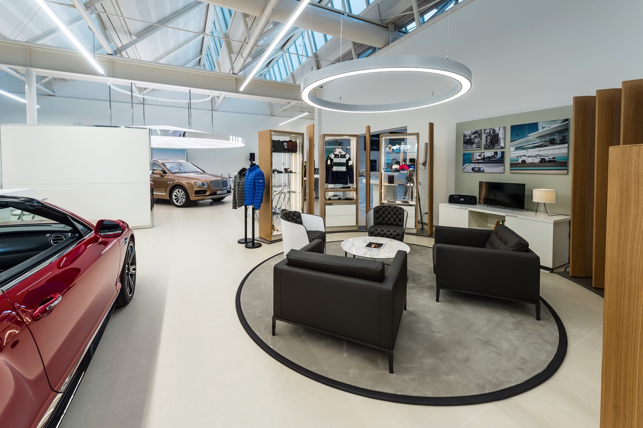 Het Koopmanshuis in Leusden vormt het vernieuwde epicentrum van drie prestigemerken: Bentley, Bugatti en Lamborghini. De drie merken vinden daar hun nieuwste showroom en belevingswereld voor klanten.