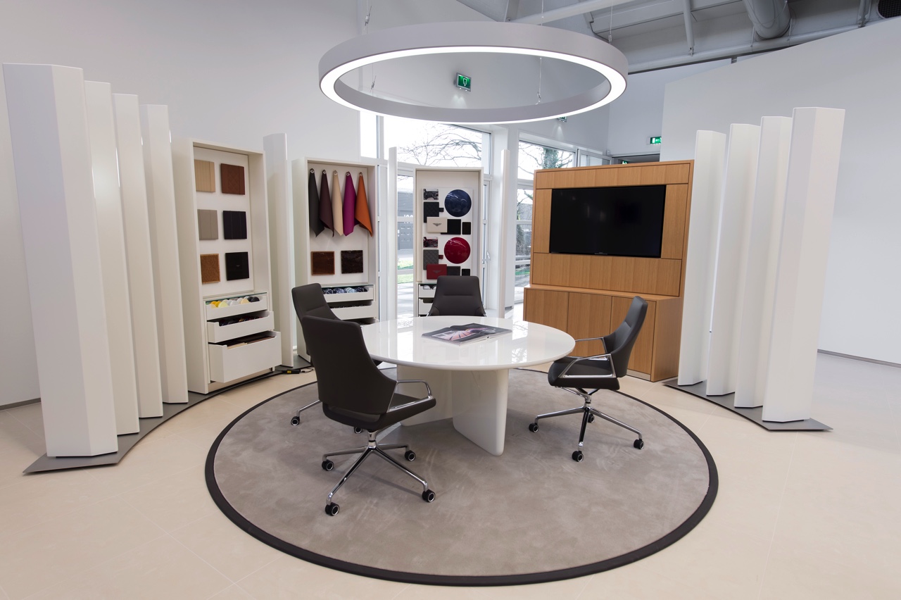 Het Koopmanshuis in Leusden vormt het vernieuwde epicentrum van drie prestigemerken: Bentley, Bugatti en Lamborghini. De drie merken vinden daar hun nieuwste showroom en belevingswereld voor klanten.