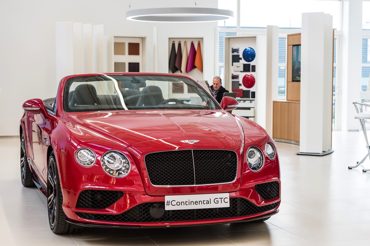 Het Koopmanshuis in Leusden vormt het vernieuwde epicentrum van drie prestigemerken: Bentley, Bugatti en Lamborghini. De drie merken vinden daar hun nieuwste showroom en belevingswereld voor klanten.