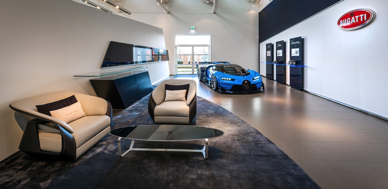 Het Koopmanshuis in Leusden vormt het vernieuwde epicentrum van drie prestigemerken: Bentley, Bugatti en Lamborghini. De drie merken vinden daar hun nieuwste showroom en belevingswereld voor klanten.